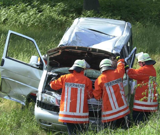 VW Bus neben der BAB 7